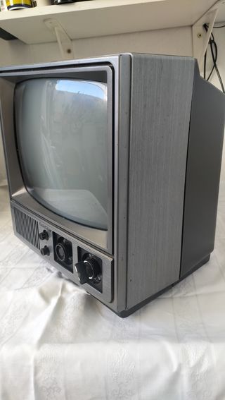 Televisor antiguo blanco y negro