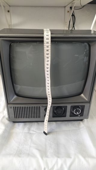 Televisor antiguo blanco y negro