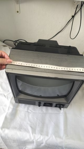 Televisor antiguo blanco y negro