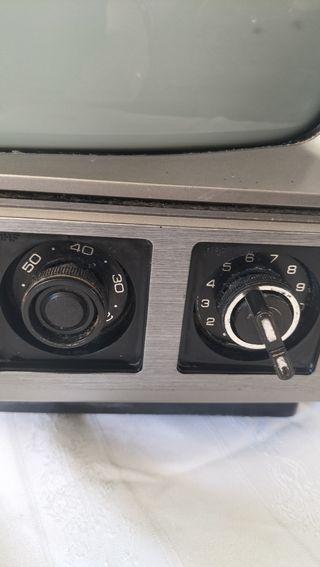 Televisor antiguo blanco y negro