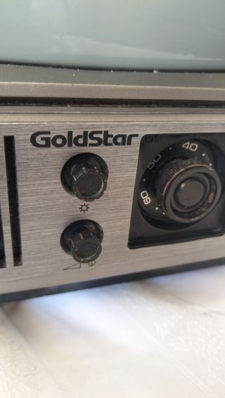 Televisor antiguo blanco y negro