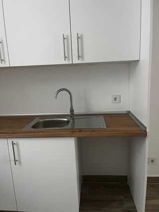 Cocina nueva con muebles y electrodomésticos