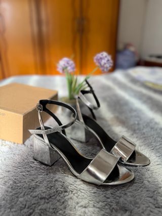 Sandalias plateadas tacón cuadrado
