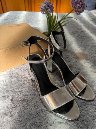 Sandalias plateadas tacón cuadrado