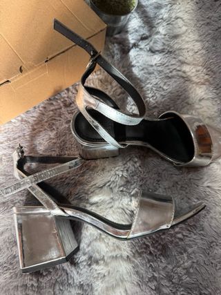 Sandalias plateadas tacón cuadrado