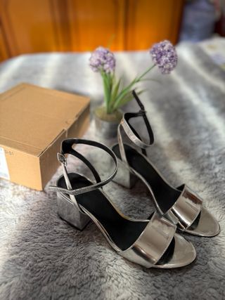 Sandalias plateadas tacón cuadrado