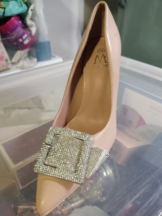 Zapatos de tacón beige con pedrería talla 38