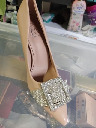 Zapatos de tacón beige con pedrería talla 38