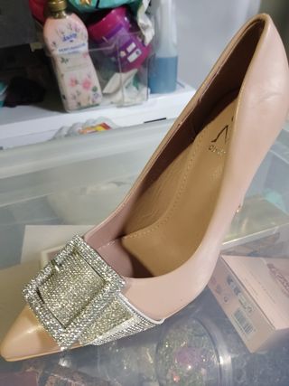Zapatos de tacón beige con pedrería talla 38