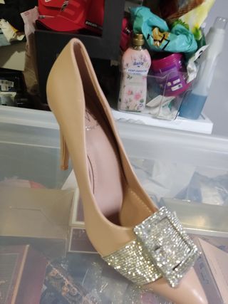 Zapatos de tacón beige con pedrería talla 38