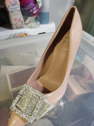 Zapatos de tacón beige con pedrería talla 38