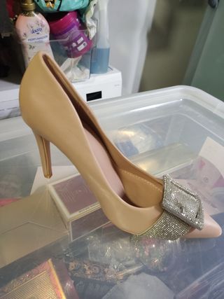 Zapatos de tacón beige con pedrería talla 38