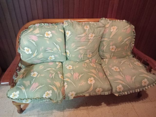 Tresillo de tela con estructura de madera