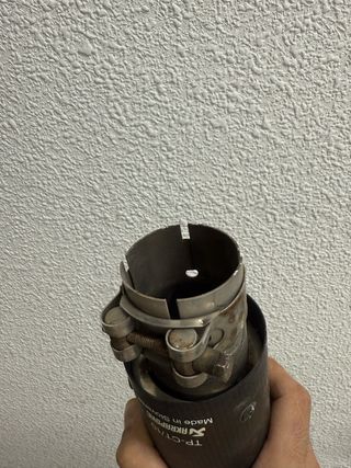 Cola de escape Akrapovic Carbono
