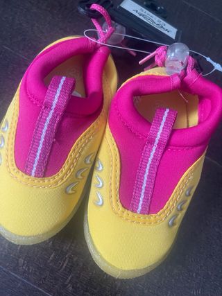 Scarpine acquatiche gialle e fucsia