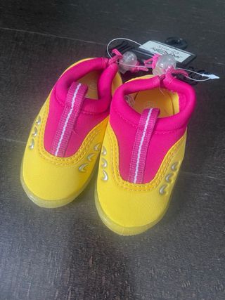 Scarpine acquatiche gialle e fucsia