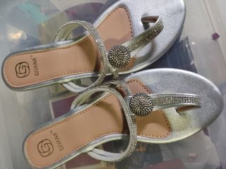 Sandalias GIVANA bajas plateadas con brillo