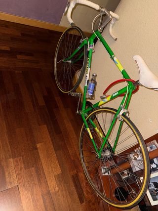 Bicicleta BH antigua de carreras verde