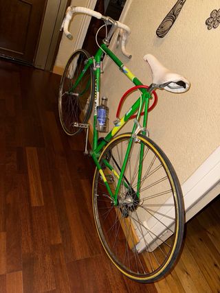 Bicicleta BH antigua de carreras verde