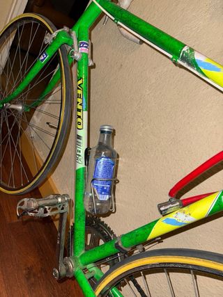 Bicicleta BH antigua de carreras verde