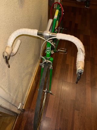 Bicicleta BH antigua de carreras verde