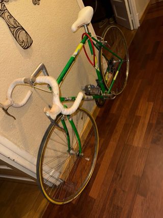 Bicicleta BH antigua de carreras verde