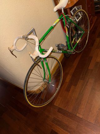 Bicicleta BH antigua de carreras verde