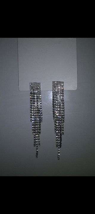 Pendientes largos plateados con brillantes