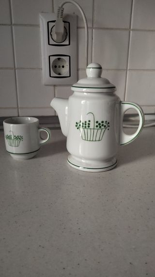 Jarra y taza de porcelana con diseño