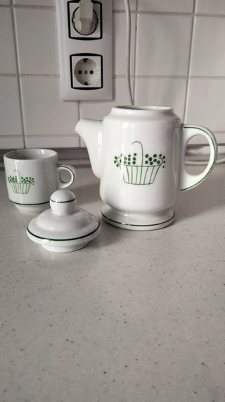 Jarra y taza de porcelana con diseño
