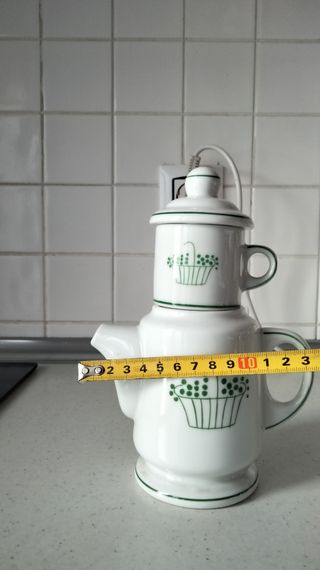 Jarra y taza de porcelana con diseño