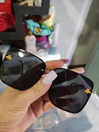 Gafas de sol doradas y negras