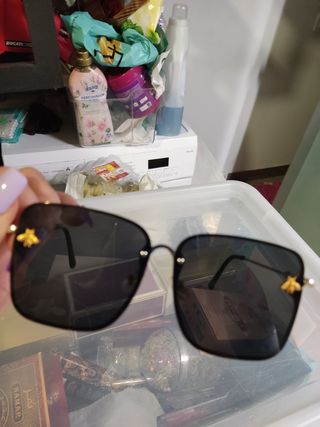 Gafas de sol doradas y negras