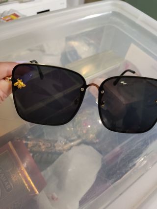 Gafas de sol doradas y negras