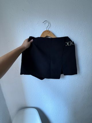 Falda negra con detalle de hebilla