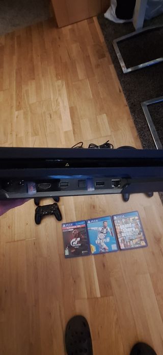 PS4 Pro 1TB Negra + 3 Juegos y 4 Mandos