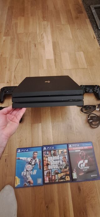 PS4 Pro 1TB Negra + 3 Juegos y 3 Mandos