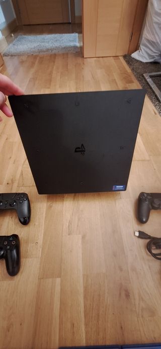 PS4 Pro 1TB Negra + 3 Juegos y 3 Mandos