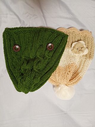 2 cappelli lavorati a maglia da donna/uomo con fiori e bottoni
