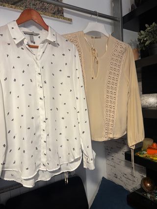 Camisas beige y blanca con encaje