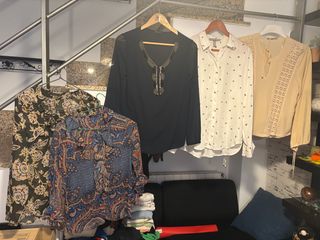 Camisas beige y blanca con encaje