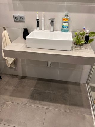 Encimera de baño
lavabo de porcelana 
Grifo monoma