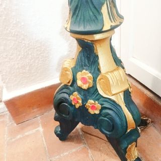 Lámpara de pie antigua de madera labrada