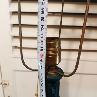 Lámpara de pie antigua de madera labrada