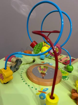 Mesa de actividades de madera para niños