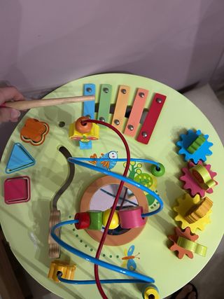 Mesa de actividades de madera para niños