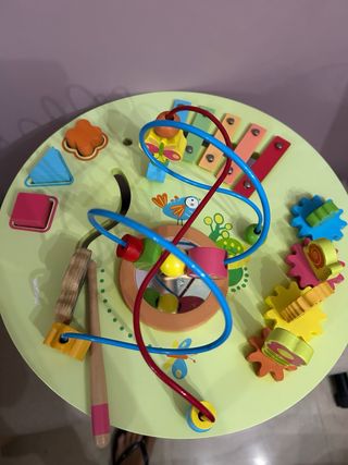 Mesa de actividades de madera para niños
