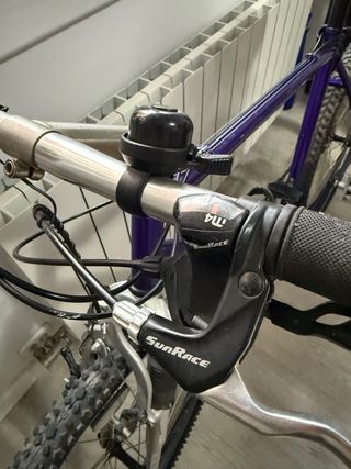 Bicicleta de montaña morada