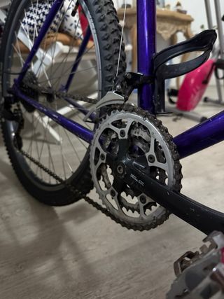 Bicicleta de montaña morada