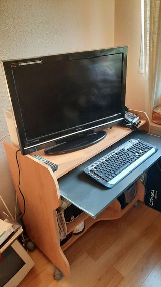 Escritorio de madera. Sólo venta en persona 